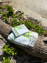 Charger l'image dans la galerie, Large serviette de plage - Guépard Taupe et noir