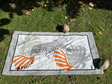Charger l'image dans la galerie, Large serviette de plage - Guépard Taupe et noir