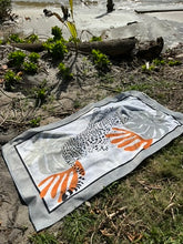 Charger l'image dans la galerie, Large serviette de plage - Guépard Taupe et noir